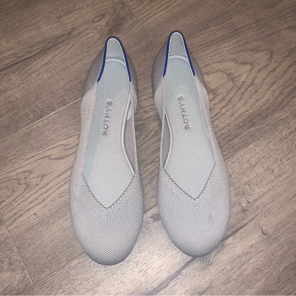 The Rothy classic flat in size W8.5 in light grey